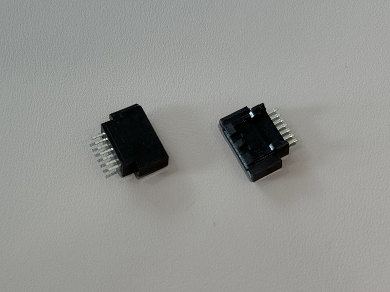 SATA 7P带弹片母座焊线式居中180°镀金 15u”（SAS 3.0）