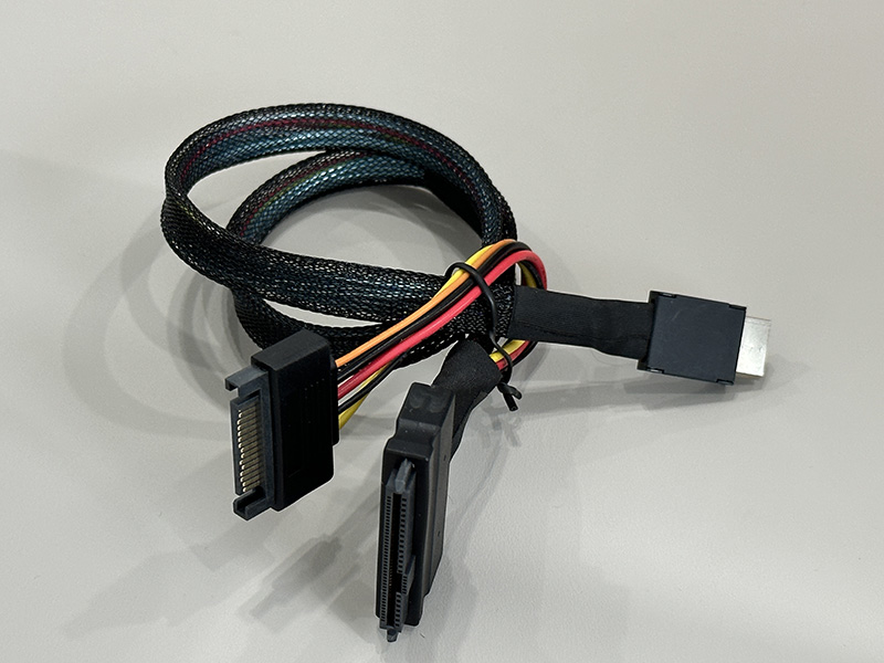 Oculink SFF-8611 转 SFF-8639 + SATA 15P 电源线 长度500毫米（Oculink SAS SFF-8611 TO SFF-8639+SATA 15P L=500mm）