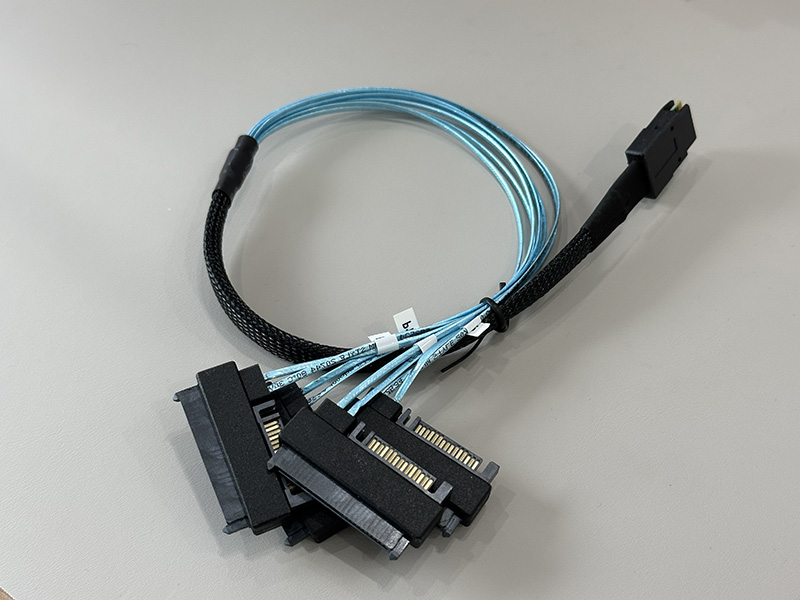 MINI SAS SFF-8643 转 MINI SAS SFF-8087 数据线 长度 500 毫米（Mini SAS HD SFF-8087 TO SAS 29PIN x 4L =  500mm）