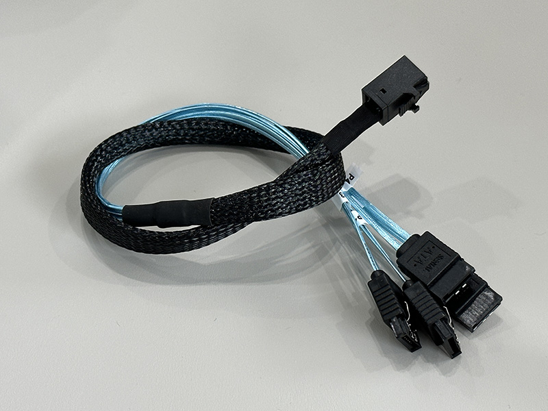 MINI SAS HD（SFF-8643) 转 SATA 7P 线缆  长度500毫米（MIni SAS HD SFF 8643 TO SATA 7PIN WITH LOCK 4 L=500MM）