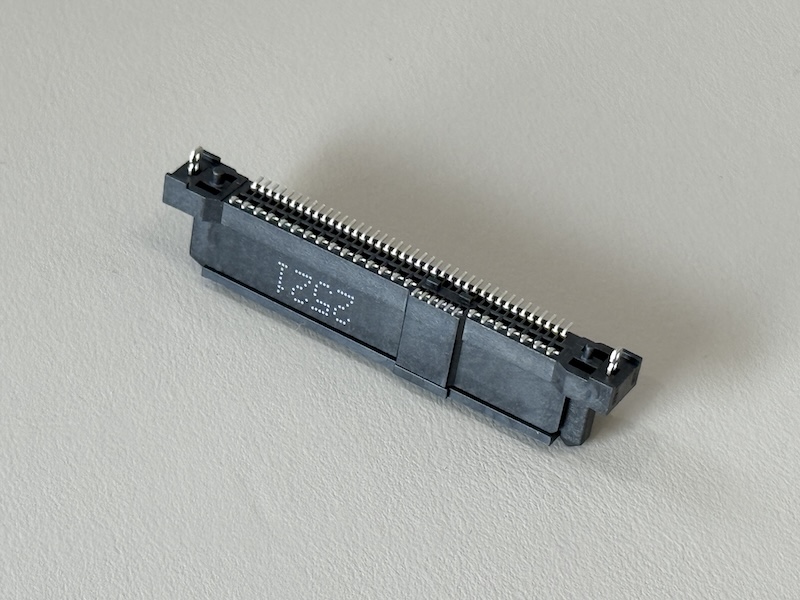 SFF-8639 U.2 连接器 SAS 68P母座SMT 镀金30U”
