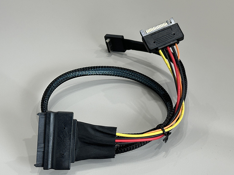 Oculink SFF-8611 转 SFF-8639 + SATA 15P 电源线缆 长度500毫米（Oculink SAS SFF-8611 90° TO SFF-8639 + SATA 15P L =500mm）