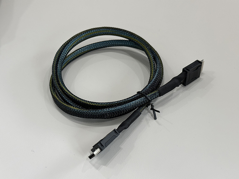 电脑信号线束SFF8611 4X TO SFF8611 4X L =1000mm 32AWG 85ohm