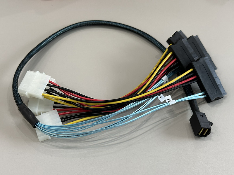 Mini SAS HD SFF-8643 转 SAS 29P SFF-8087 电源线 长度600毫米（MINI SAS HD SFF-8643 TO SAS 29PIN + 4PL=600mm）