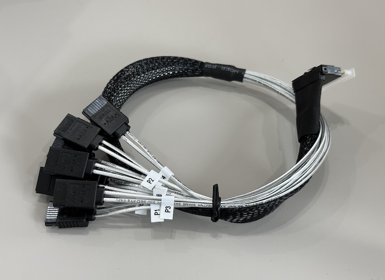 MINI SAS HD (SFF-8643) 转 ATA 7P 带弹片线缆  长度500毫米（MINI SAS HD SFF-8643 TO SATA 7P with shrapnel x4L =500mm）