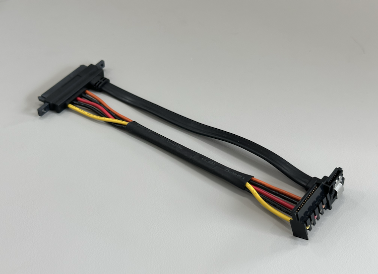 SATA 7P +15P 母头 转 SATA 7P 母头带铁弹片 + SATA 15P 母头 IDC 背板线（SATA 7+15P F TO SATA 7P F 90° WITH LOCK +SATA 15P F IDC）