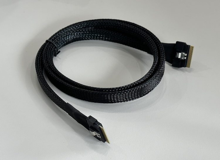 MINI SAS SFF-8654 转 MINI SAS SFF-8654 窄体线缆 长度一米（Mini SAS Slim SFF-8654 8x TO Mini SAS slim SFF-8654 8X L=1000MM 32AWG 85ohm）