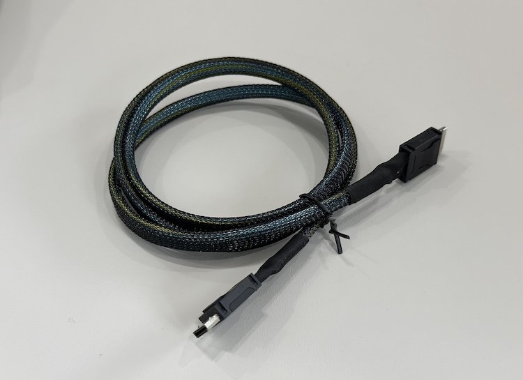 MINI SAS SFF-8611 4X 转 MINI SAS SFF-8611 4X 高速线缆，长度1000毫米 采用32AWG线规，特性阻抗85欧姆（SFF8611 4X TO SFF8611 4X L =1000mm 32AWG 85ohm）